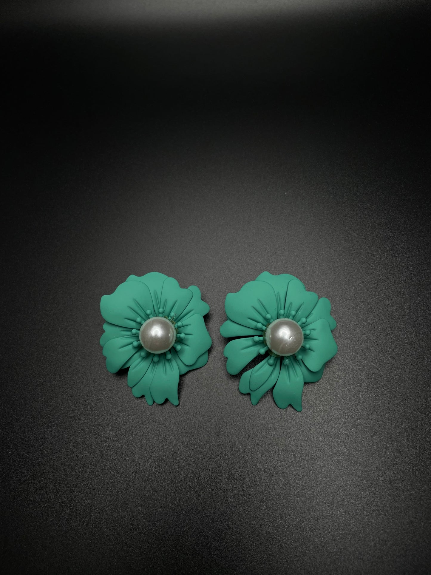 Lily stud earrings