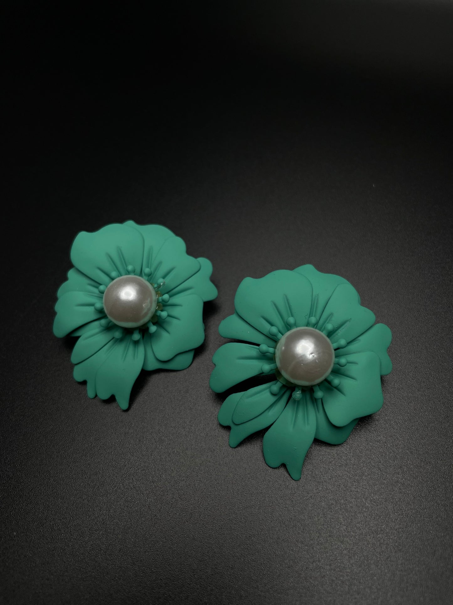 Lily stud earrings