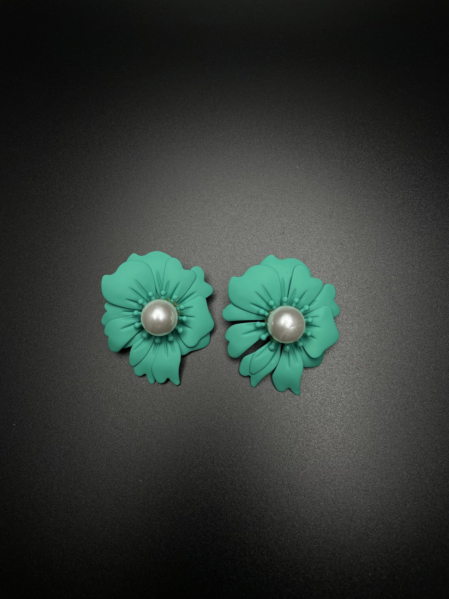 Lily stud earrings