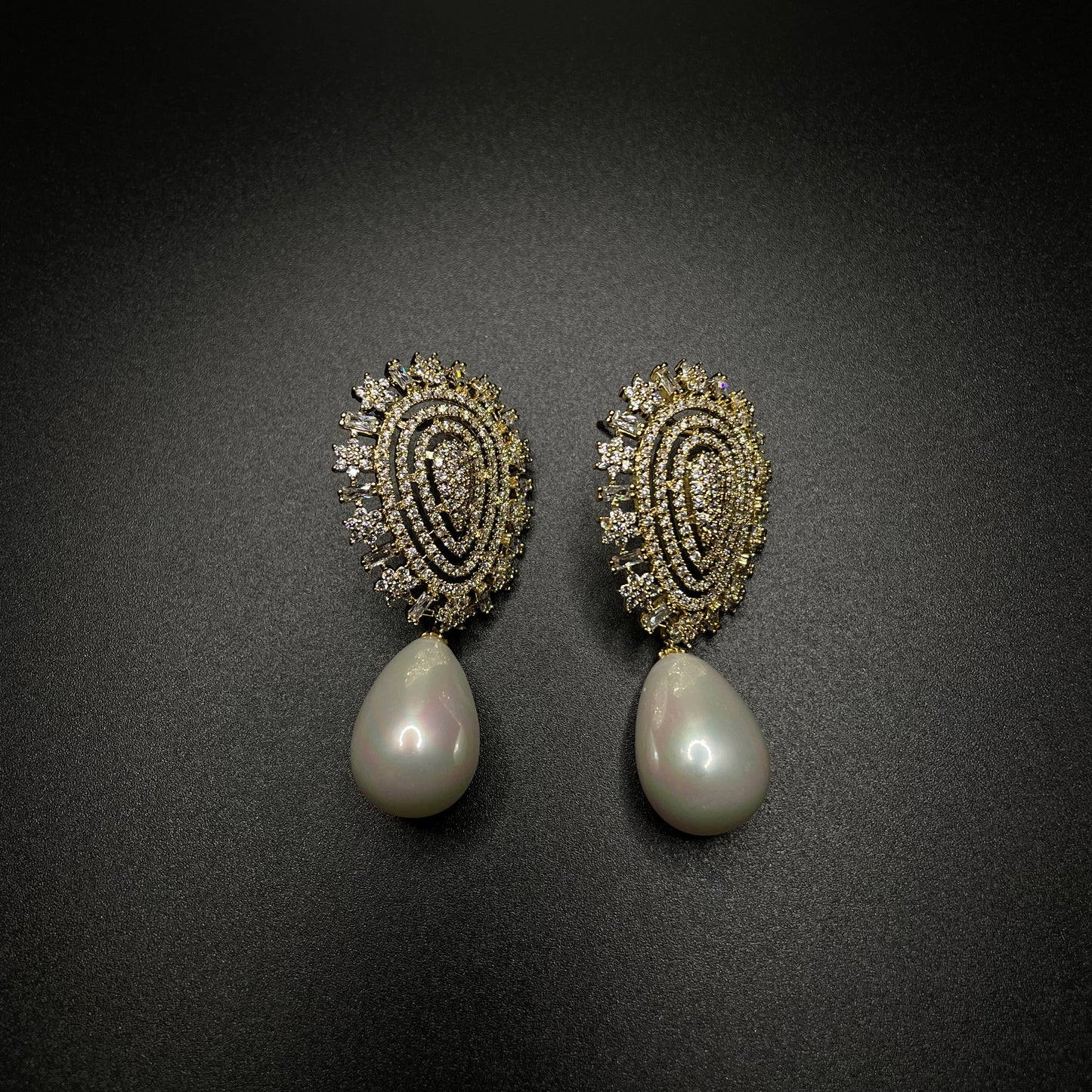 Miu Conch Pearl Earrings